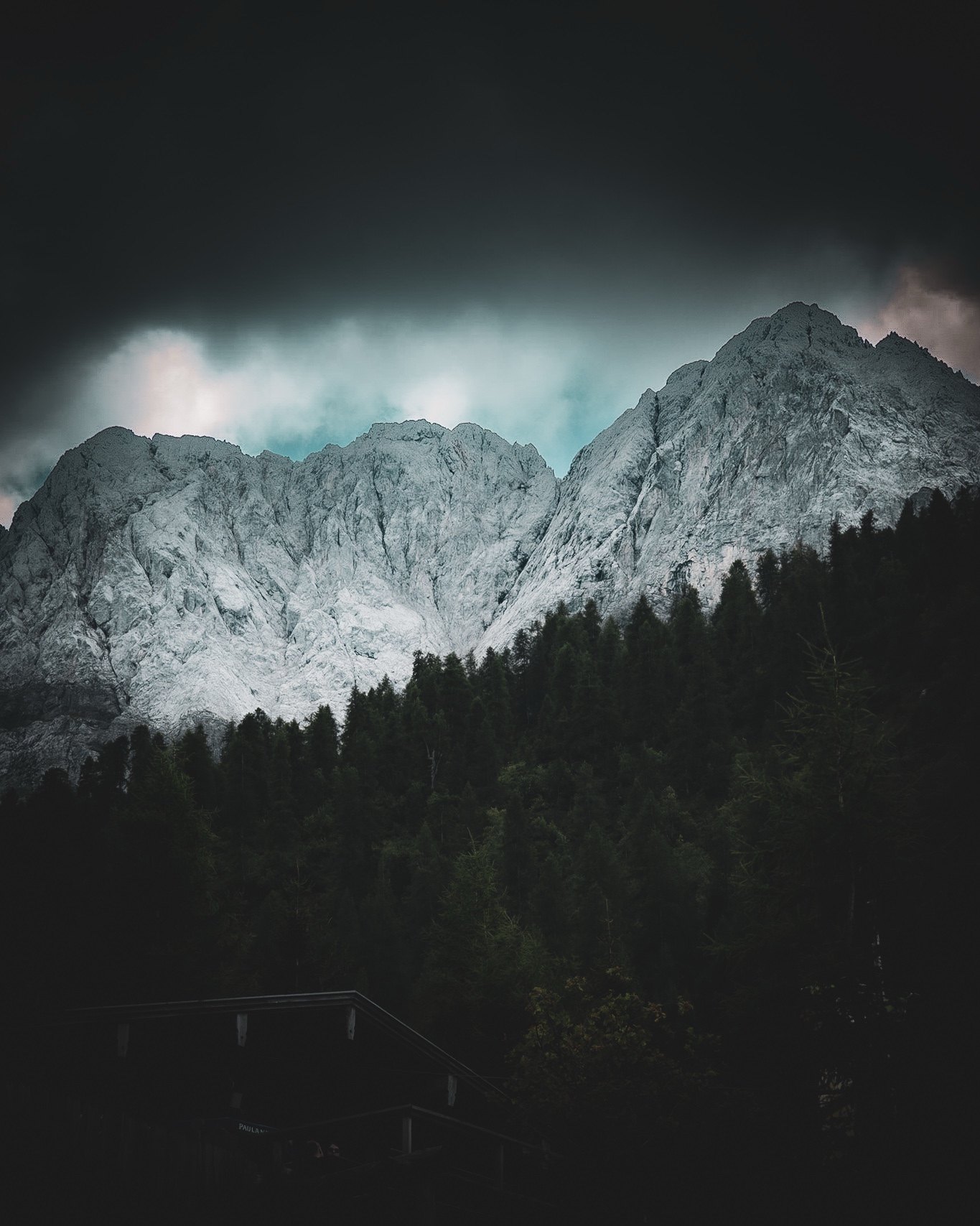 Dunkle Gipfel im Rahmen